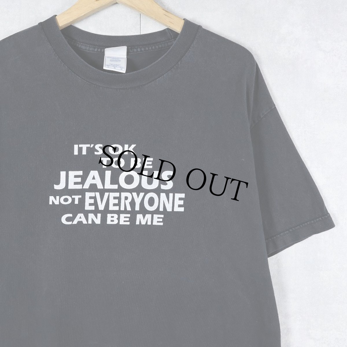 画像1: "IT'S OK TO BE JEALOUS..." メッセージプリントTシャツ BLACK L (1)