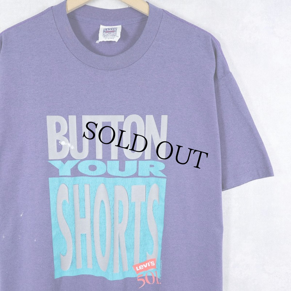 画像1: 90's Levi's USA製 "BUTTON YOUR SHORTS" プリントTシャツ  (1)