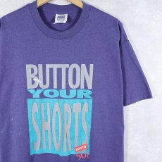 画像1: 90's Levi's USA製 "BUTTON YOUR SHORTS" プリントTシャツ  (1)