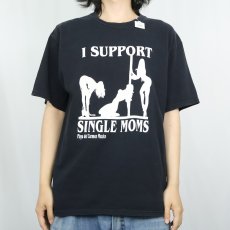 画像2: "I SUPPORT SINGLE MOMS" ストリッパープリントTシャツ BLACK L (2)