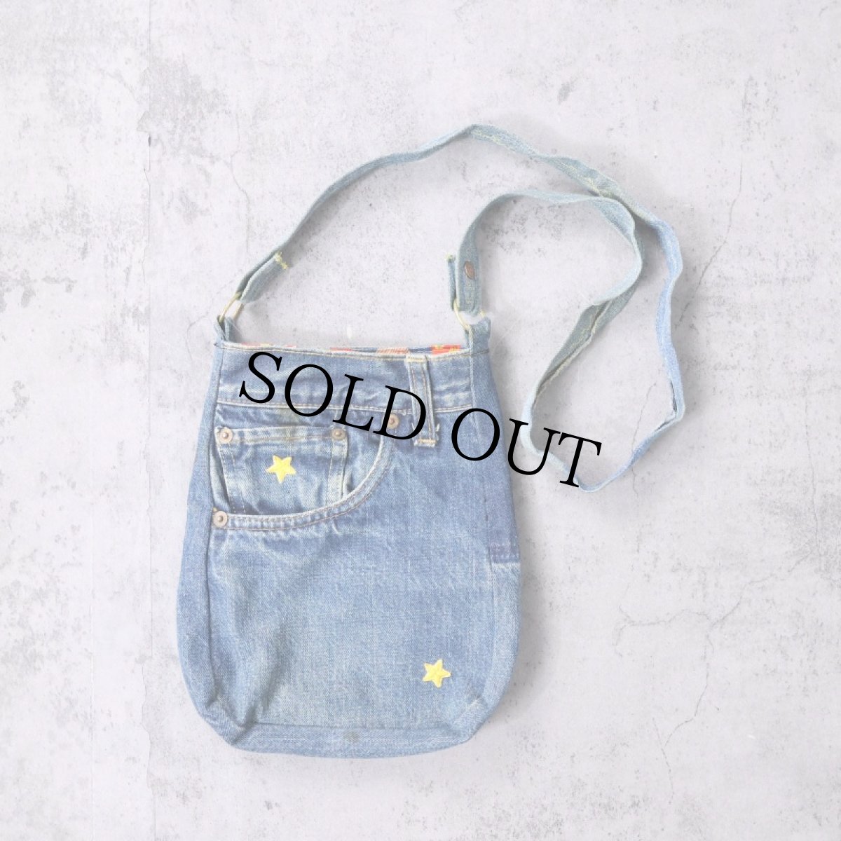 画像2: 60〜70's LEVI'S 501 BIGE リメイク デニムショルダーバッグ (2)