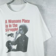 画像1: Angela Davis "A Womans Place is in the struggle!" 社会活動家 プリントTシャツ (1)