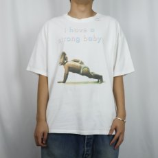 画像2: "i have strong baby" 赤ちゃん シュールプリントTシャツ XL (2)