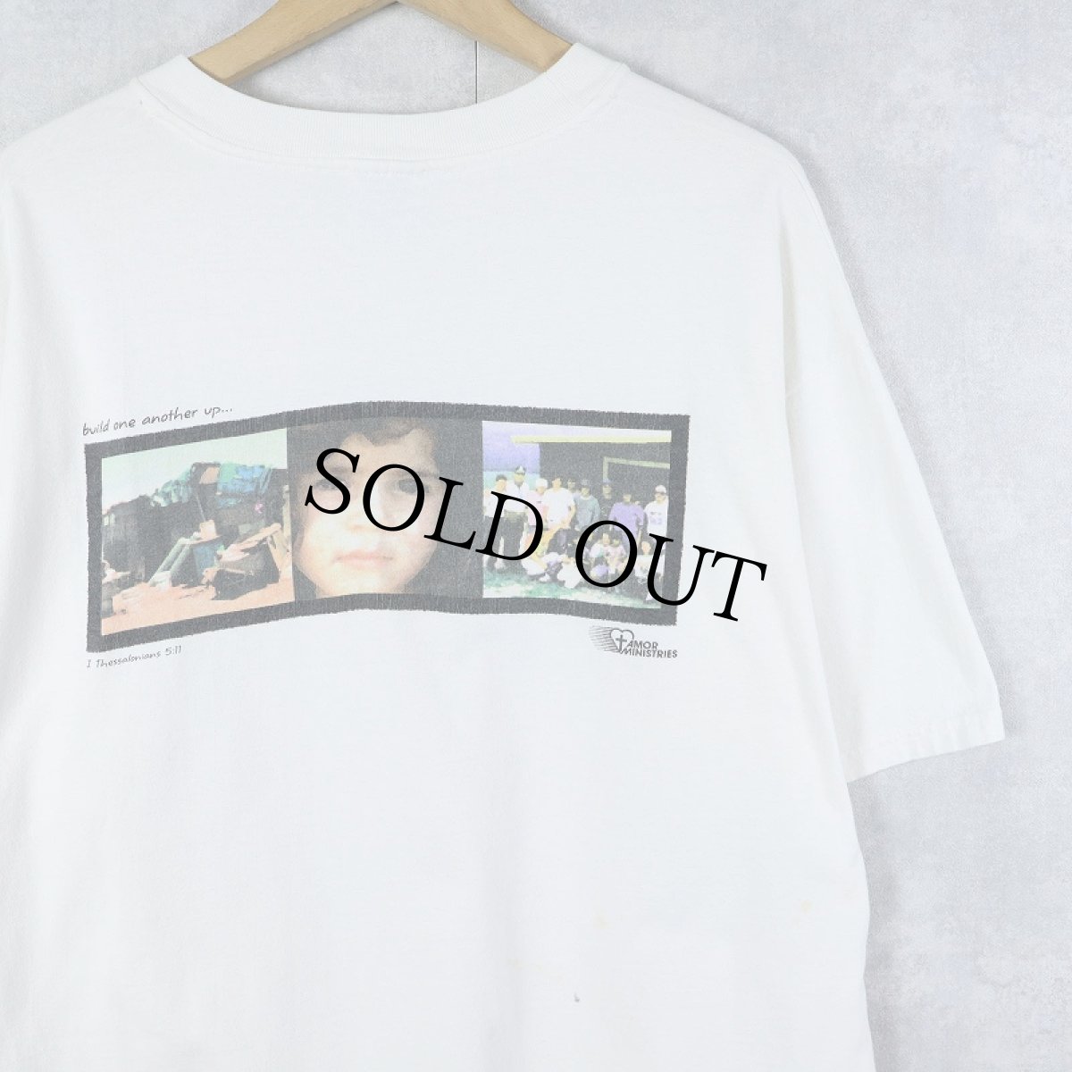 画像2: Amor Ministries "With just a few nails,..." 非営利団体 プリントTシャツ XL (2)