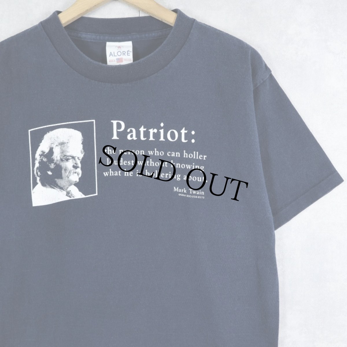 画像1: 90's Mark Twain USA製 "Patriot: the persom who can holler..." 偉人 名言プリントTシャツ NAVY M (1)