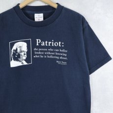画像1: 90's Mark Twain USA製 "Patriot: the persom who can holler..." 偉人 名言プリントTシャツ NAVY M (1)