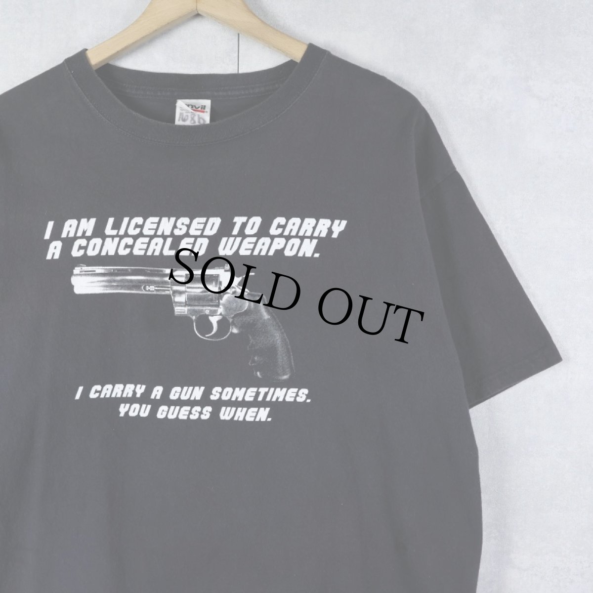 画像1: 2000's "I AM LICENSED TO CARRY A CONCEALED WEAPON..." ピストルプリントTシャツ BLACK L (1)