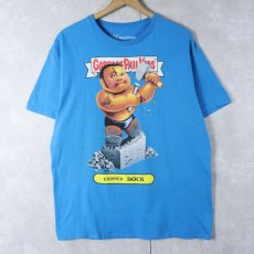 画像1: WWE × Garbage Pail Kids "CHIPPED ROCK" プロレスラーパロディプリントTシャツ L (1)