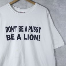画像1: 2000's "DON'T BE A PUSSY BE A LION!" メッセージプリントTシャツ 2XL (1)