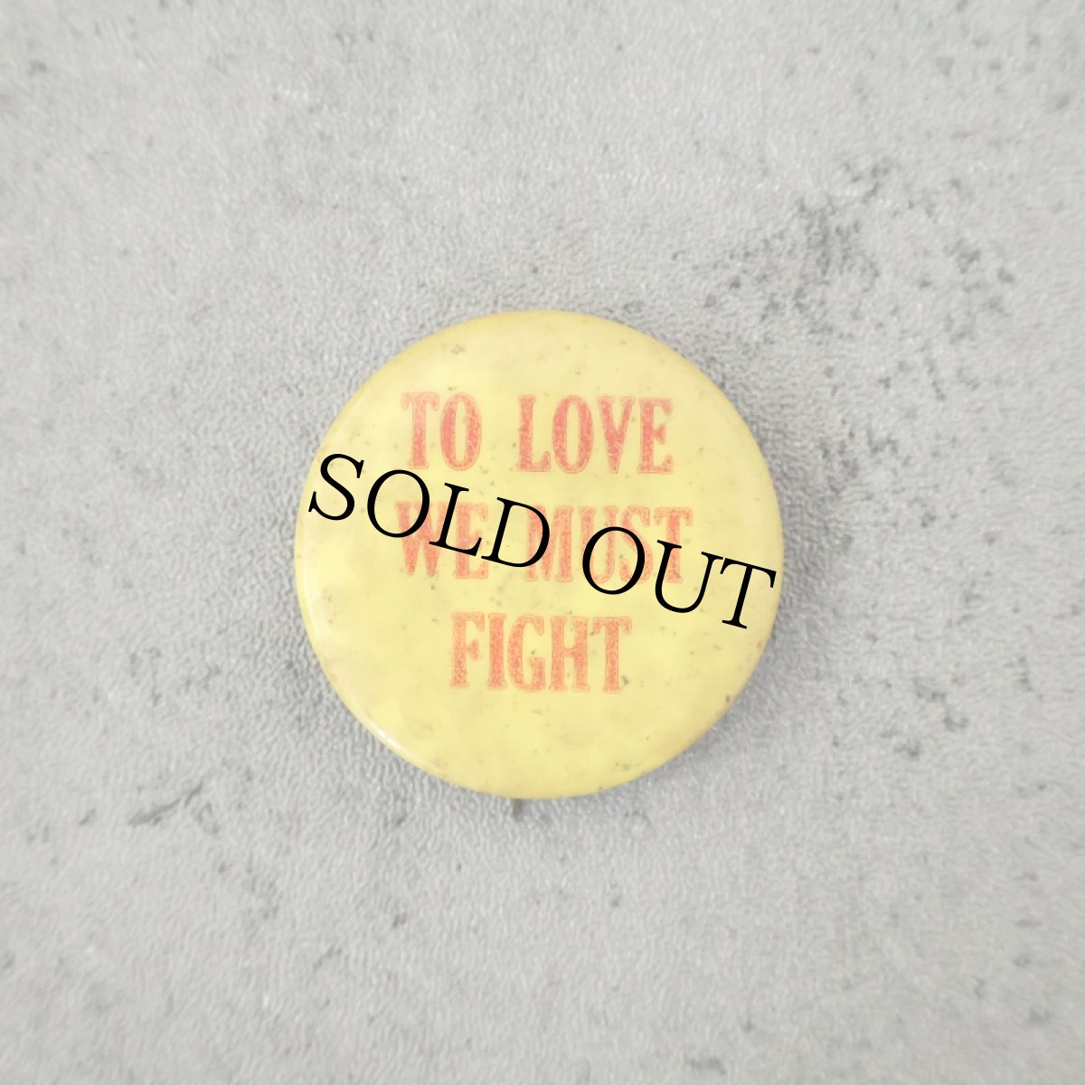 画像1: VINTAGE "TO LOVE WE MUST FIGHT" 缶バッジ (1)