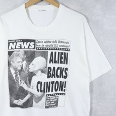 画像1: 90’s Weekly World News USA製 “ALIEN BACKS CLINTON!” パロディプリントTシャツ (1)