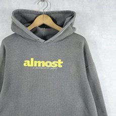 画像1: Almost Skateboards USA製 ロゴプリント スウェットフーディ M (1)