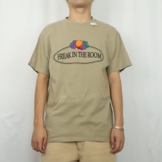画像2: "FREAK IN THE ROOM" パロディプリントTシャツ L (2)