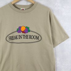 画像1: "FREAK IN THE ROOM" パロディプリントTシャツ L (1)