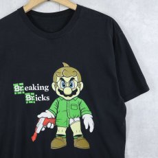 画像1: SUPER MARIO "Breaking Bricks" キャラクター パロディプリントTシャツ BLACK (1)