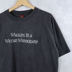 画像1: 90's FASHION VICTIM USA製 "Walking In A Wiccan Wonderland" プリントTシャツ BLACK XL (1)