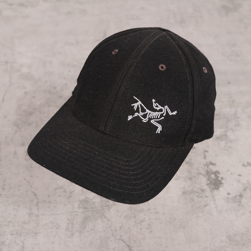 画像1: ARC'TERYX ロゴ刺繍キャップ BLACK (1)